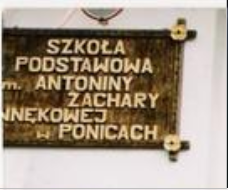 tablica pamiątkowa patronki szkoły podstawowej w ponicach noszącej jej imię