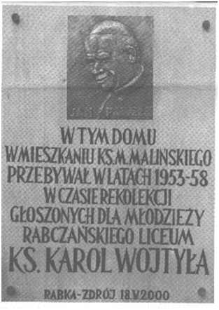 Tablicę upamiętniającą pobyt w naszym mieście księdza Karola Wojtył