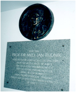 Tablica z medalionem prof. Jana Rudnika w Rabce