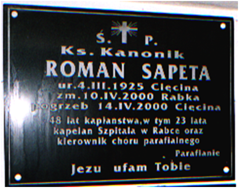 Tablica, ufundowana przez parafian, znajduje się w krypcie kościoła św. Teresy w Rabce