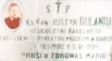 Grobowiec  ks. Justyna  Bulandy na cmentarzu parafialnym w Rabce.